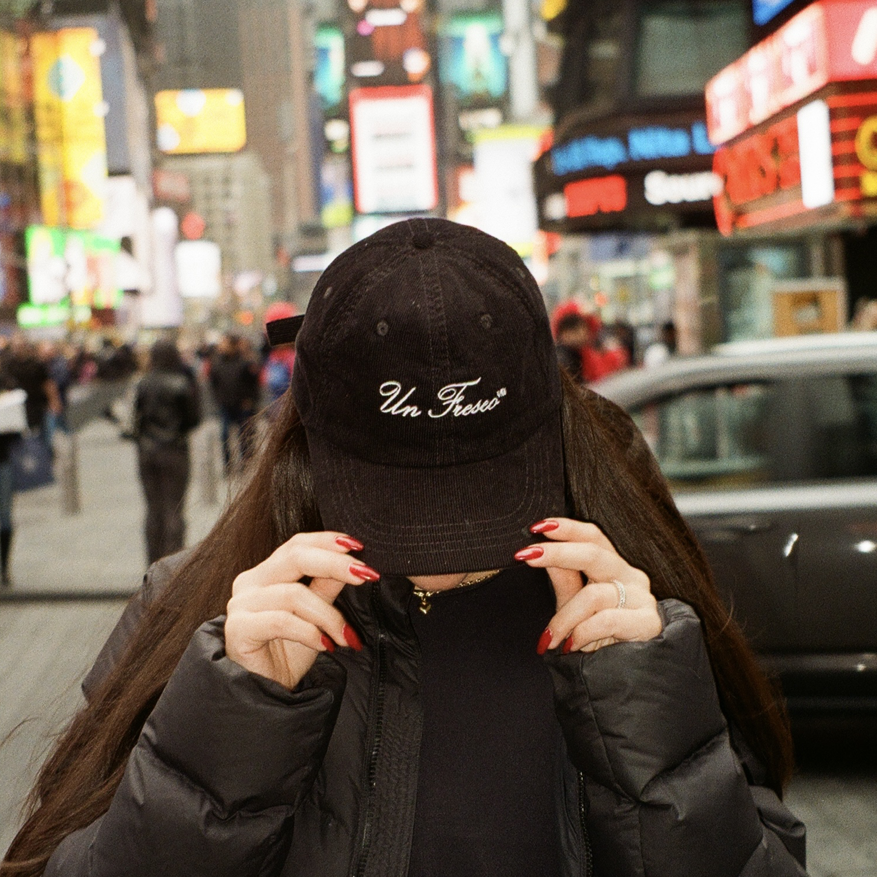 Modelo llevando la gorra negra «Un Freseo» de Caracas Merch